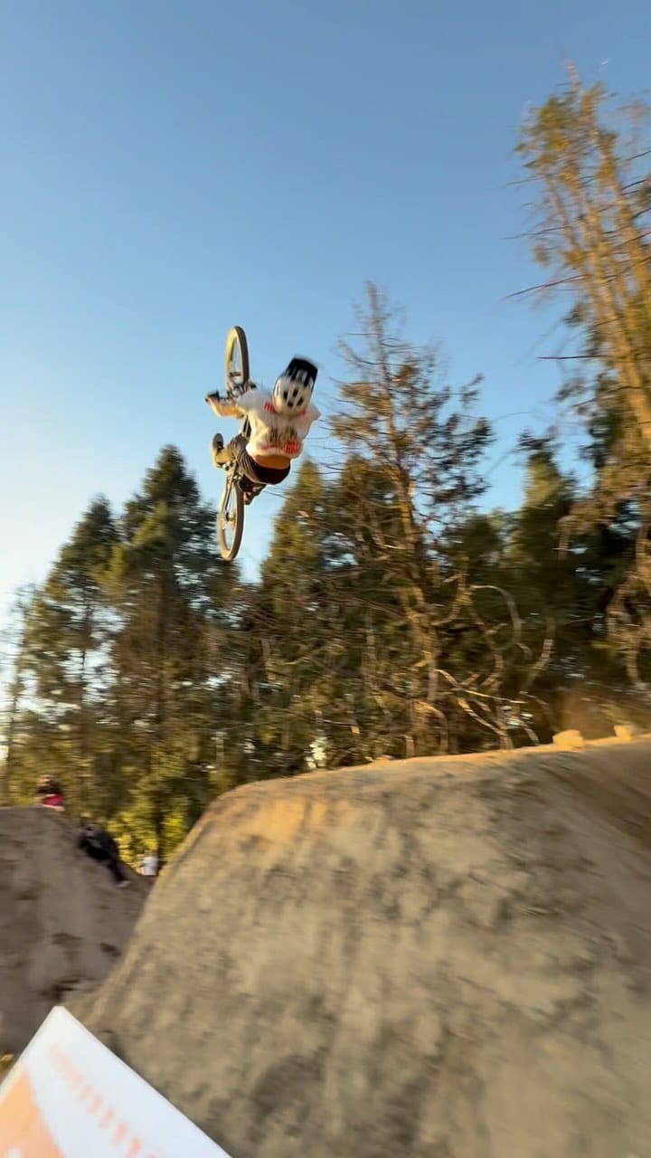 Post 10 by "Rayitas" on Instagram (video)