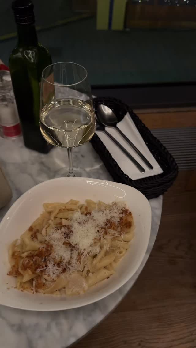 Post 6 by Léon-Armand on Instagram (video)