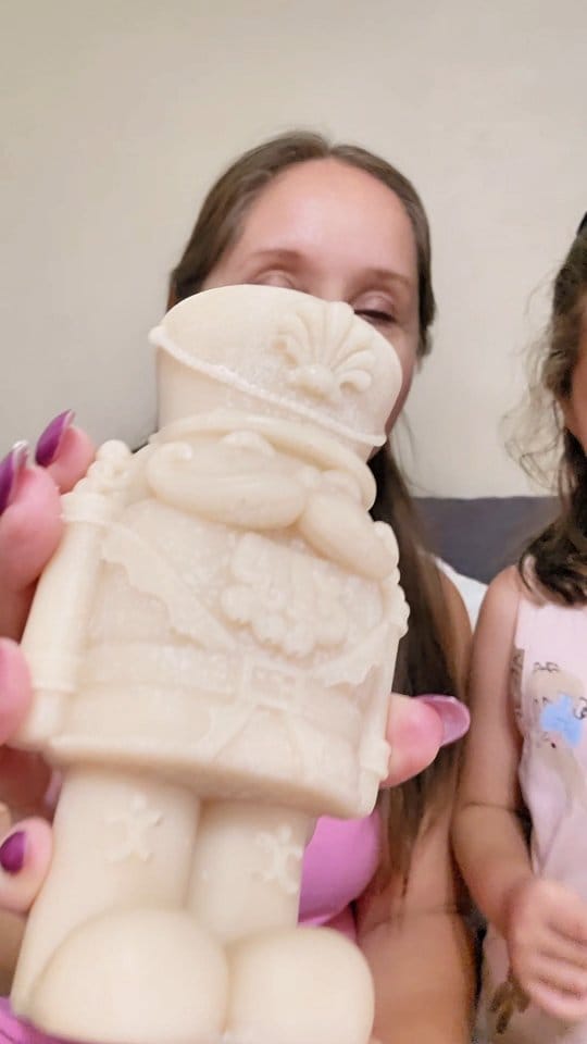 Post 4 by ROBYN Velas Aromáticas on Instagram (video)