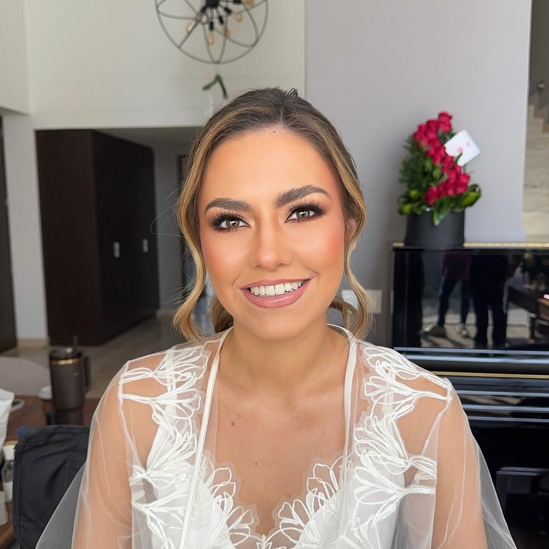 Post 3 by A N A ✨ G O F E / MAKEUP ARTIST on Instagram (carousel)