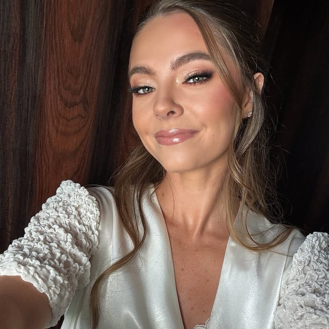 Post 1 by A N A ✨ G O F E / MAKEUP ARTIST on Instagram (carousel)