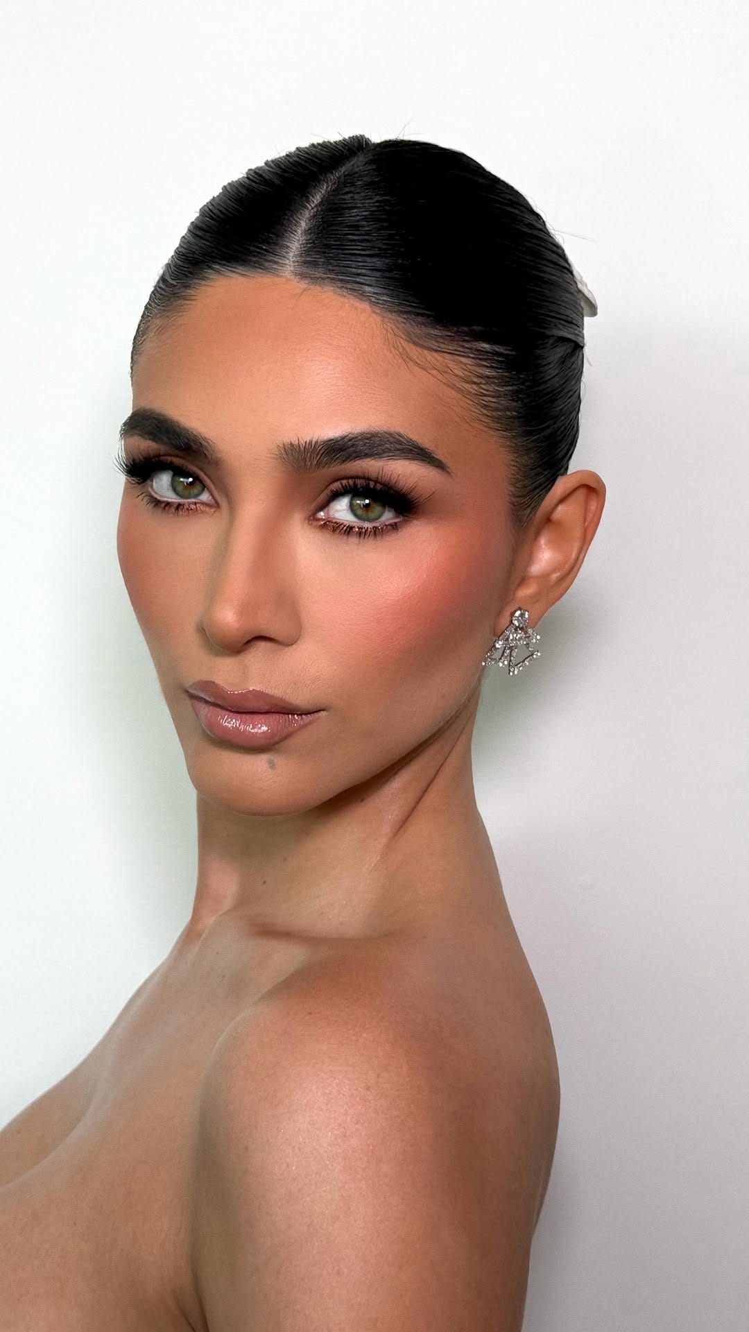 Post 1 by Andy Alexis Maquillador on Instagram (video)