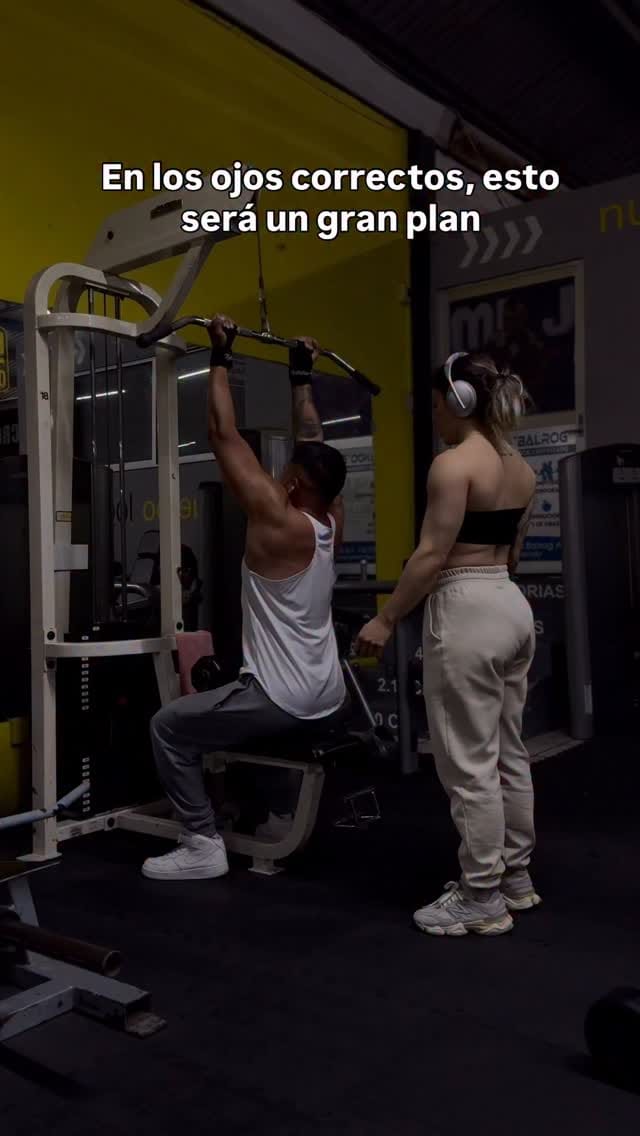 Post 2 by Paola Cruz on Instagram (video)