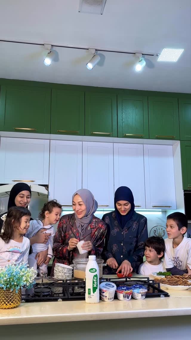 Post 3 by Shef povar.Konditer 10 yillik tajriba.Mijozlar ishonchi. on Instagram (video)