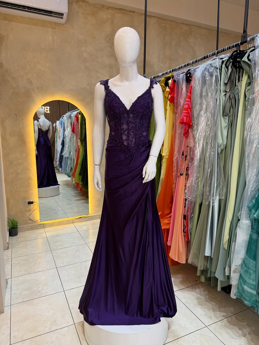 Post 10 by Renta y Venta de vestidos on Instagram (carousel)