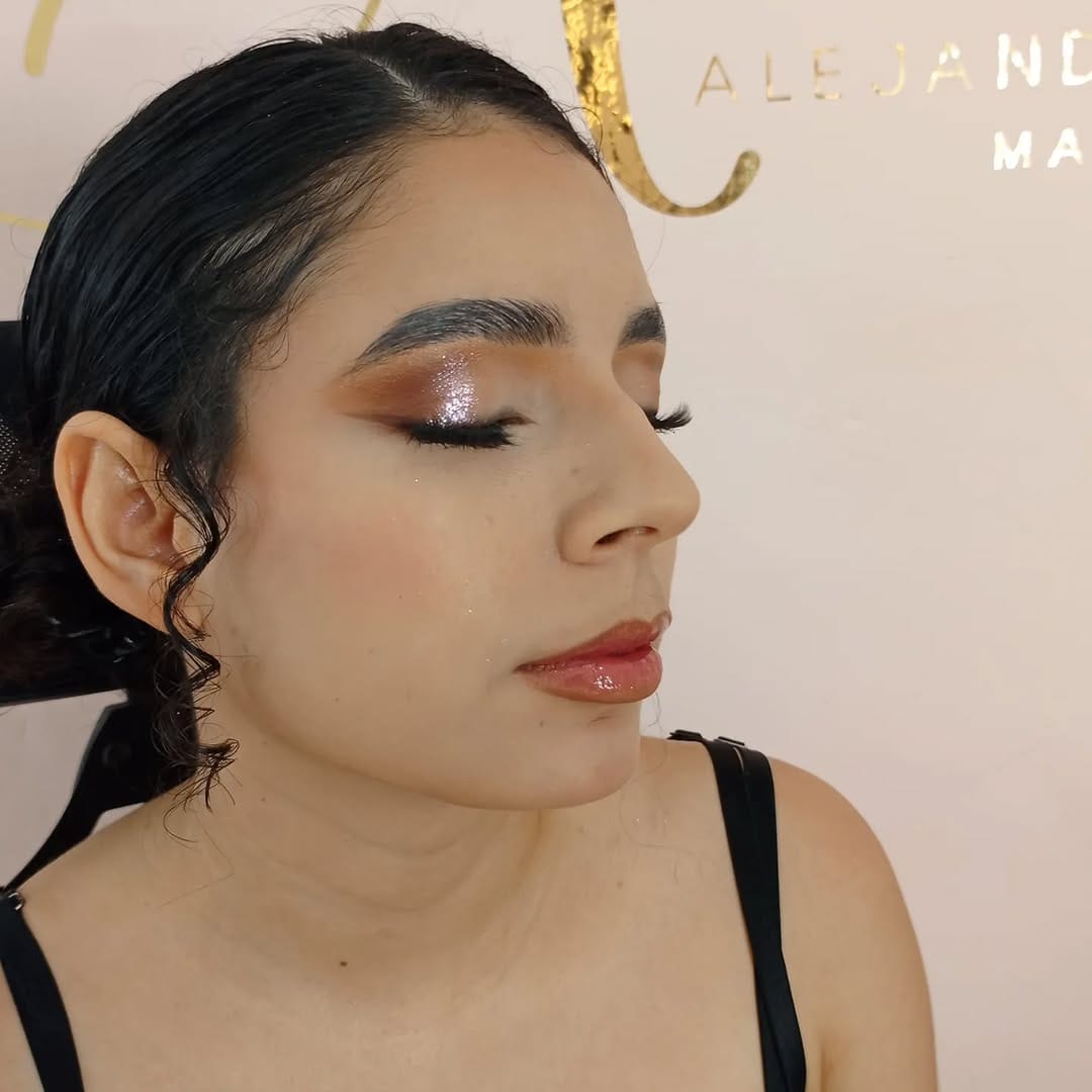 Post 4 by Valentina /Maquilladora on Instagram (carousel)