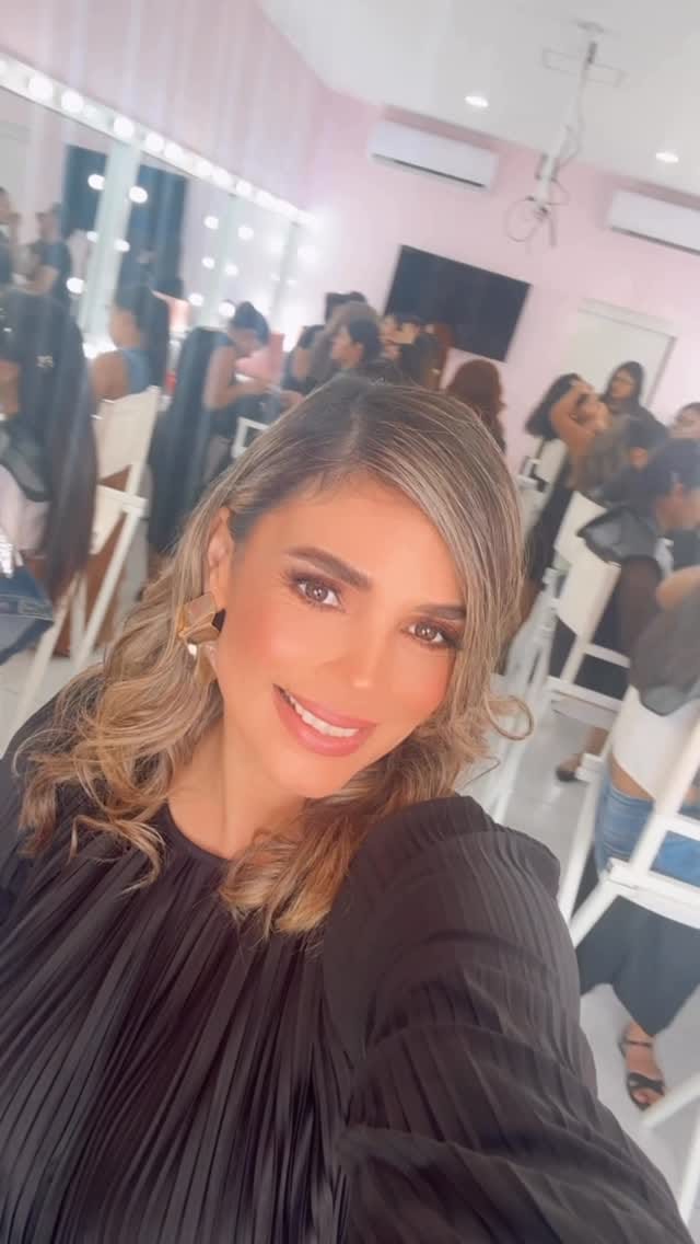 Post 1 by Cursos de maquillaje profesional on Instagram (video)