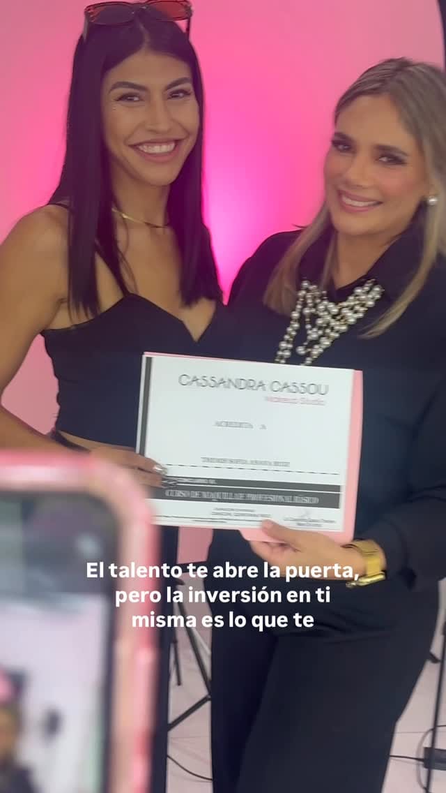 Post 5 by Cursos de maquillaje profesional on Instagram (video)