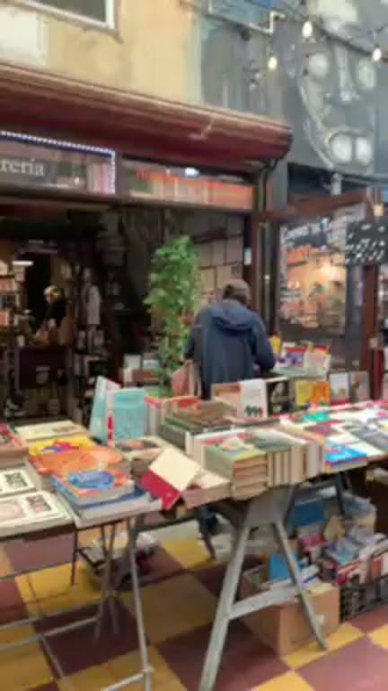 Post 3 by El Grafógrafo: libros & café on Instagram (video)