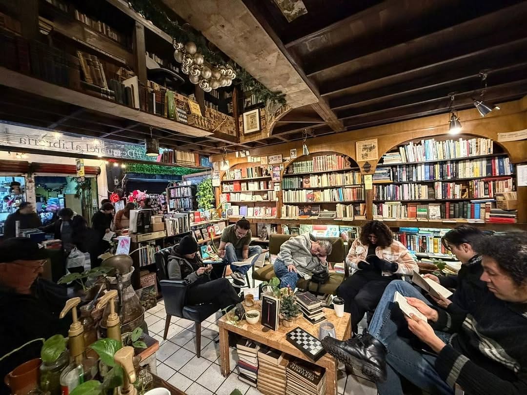 Post 6 by El Grafógrafo: libros & café on Instagram (carousel)