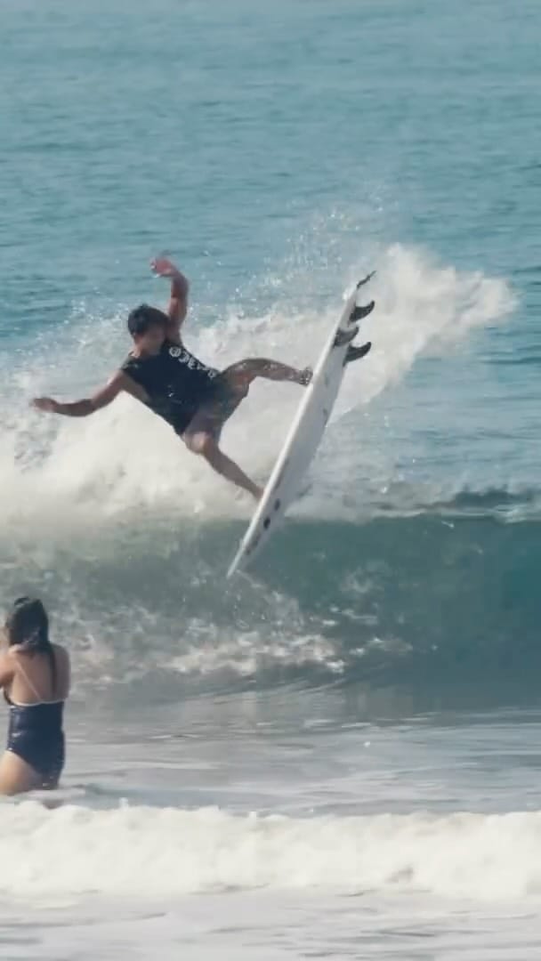 Post 3 by REY HERNÁNDEZ | SURFING on Instagram (video)