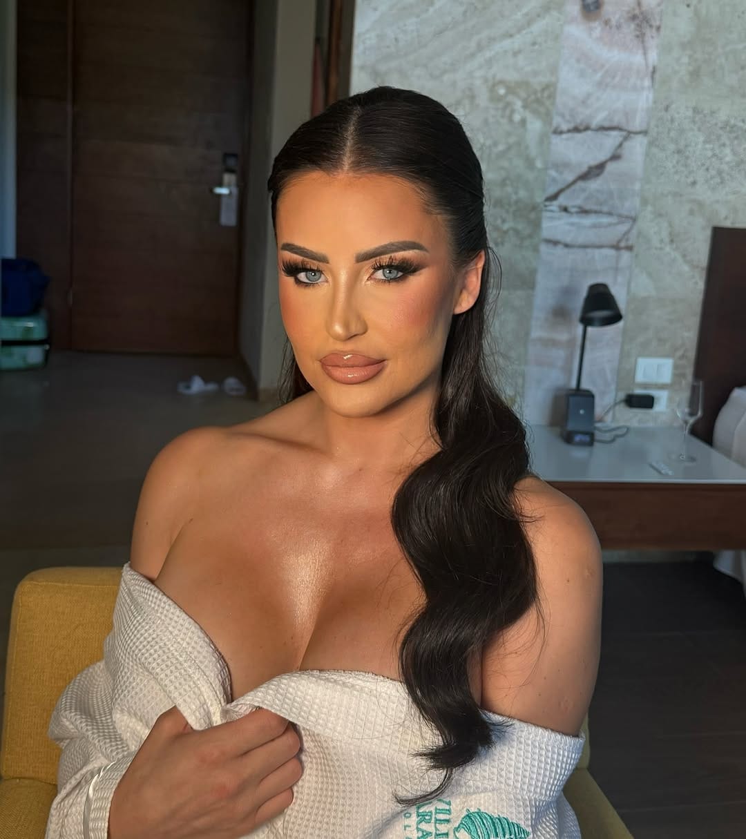 Post 8 by Cancun Makeup Artist on Instagram (carousel)