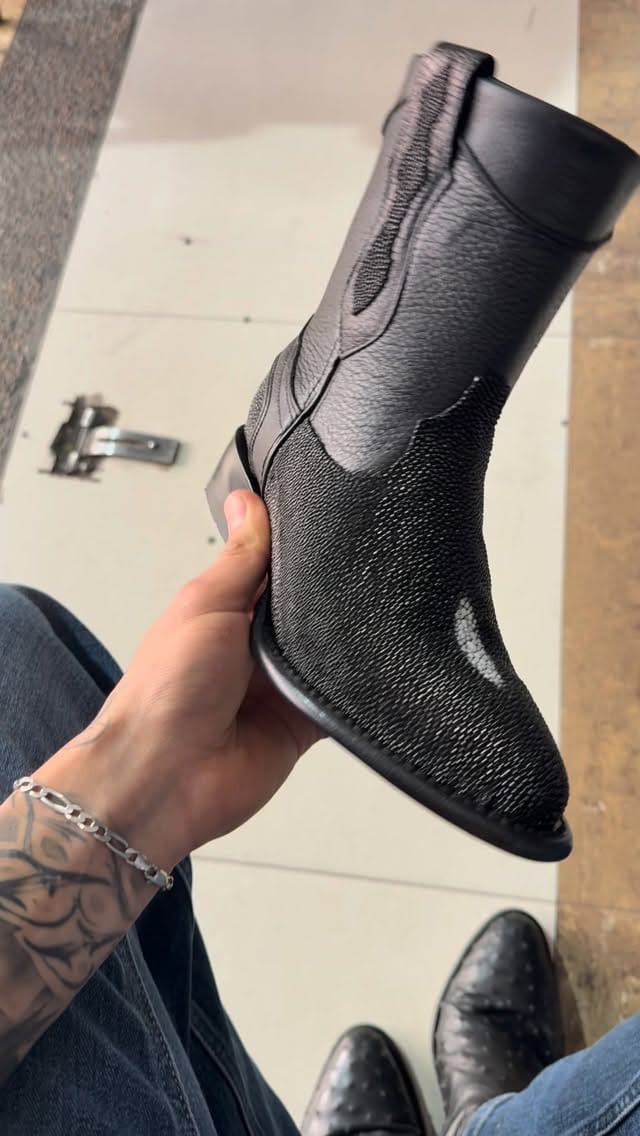Post 1 by May guerrero boots on Instagram (video)