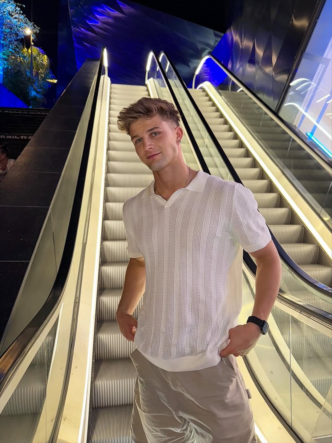 Post 8 by 𝗟 𝗘 𝗢 𝗡 on Instagram (carousel)