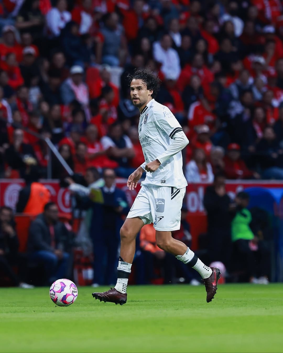 Post 9 by Diego Reyes on Instagram (carousel)