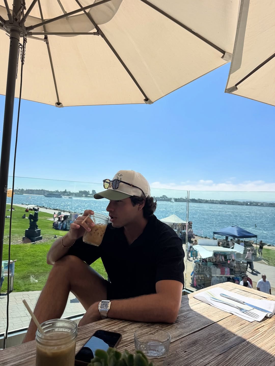 Post 5 by El Niño on Instagram (carousel)