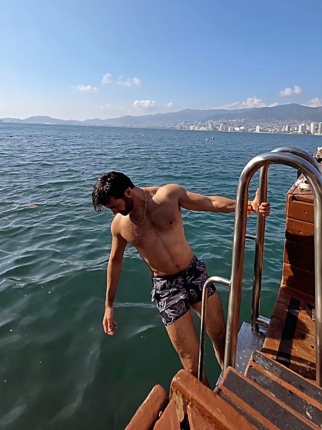 Post 6 by Omar Ivan Leon on Instagram (image)