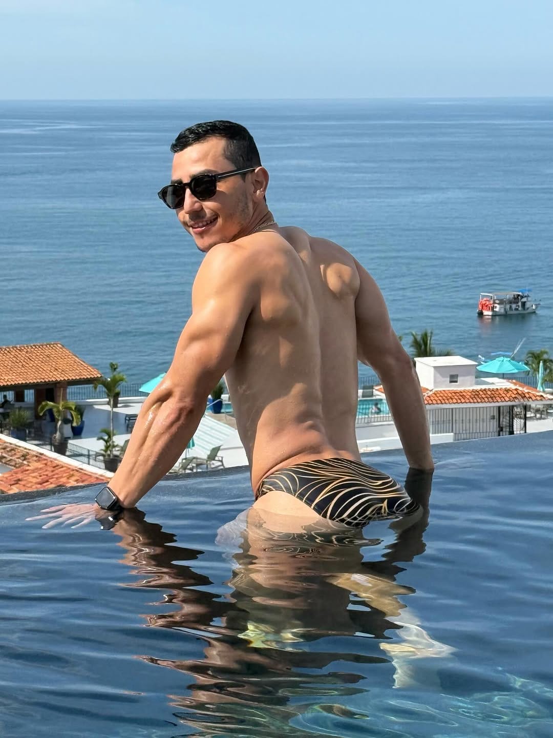 Post 2 by Javier Hernandez on Instagram (carousel)
