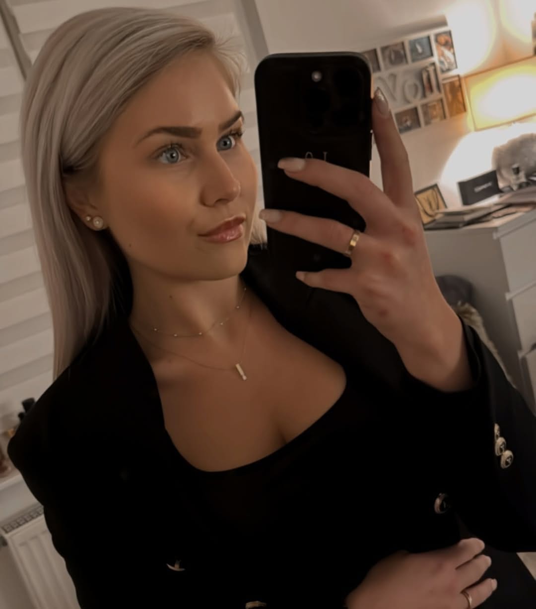Post 10 by 𝐿𝑒𝑜𝓃𝒾𝑒 on Instagram (carousel)