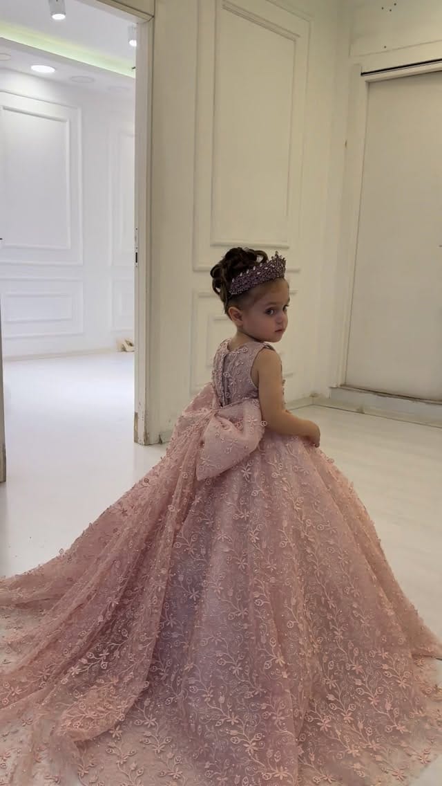 Post 1 by Ekrem Kayar Couture on Instagram (video)
