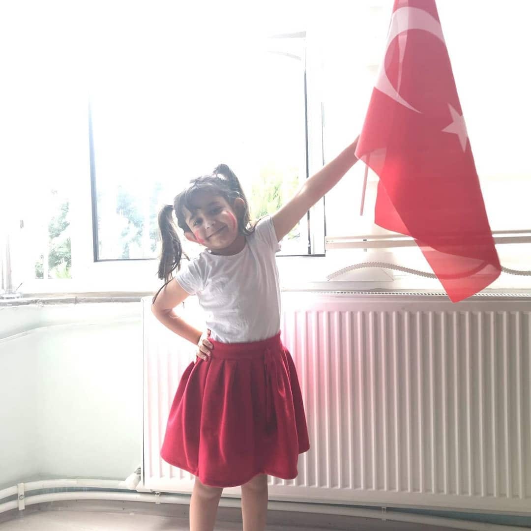 Post 7 by Esra on Instagram (carousel)