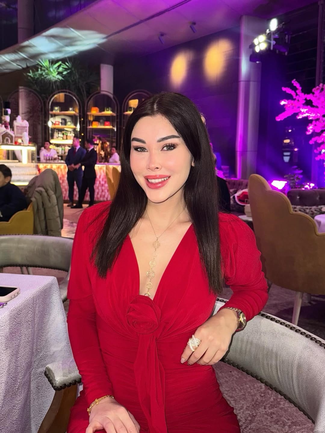 Post 6 by Cansu Miasu on Instagram (carousel)