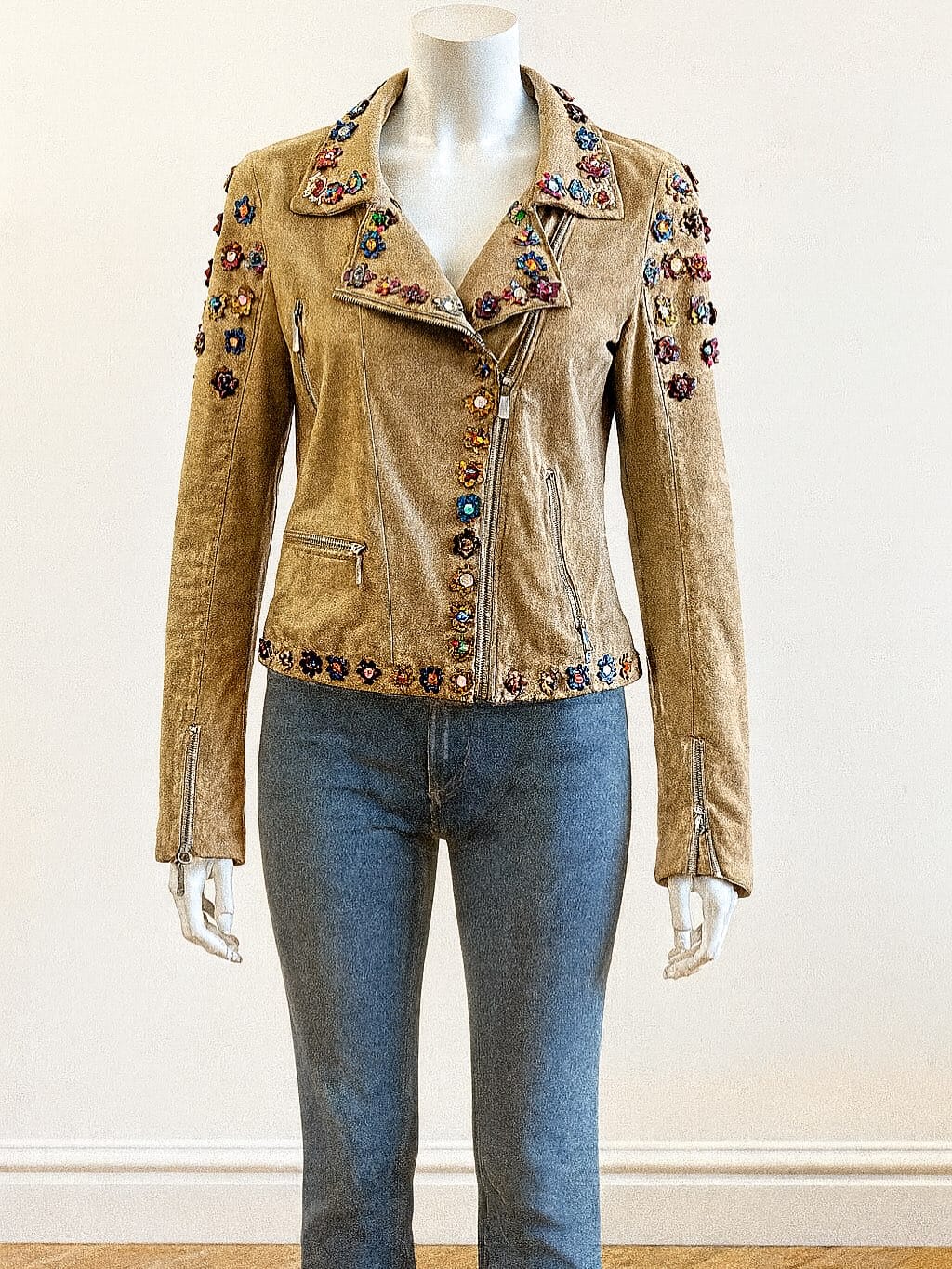 Post 9 by Becolis Zamansız Moda on Instagram (carousel)