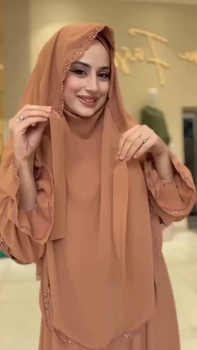Post 1 by modaronahi_hijab on Instagram (video)