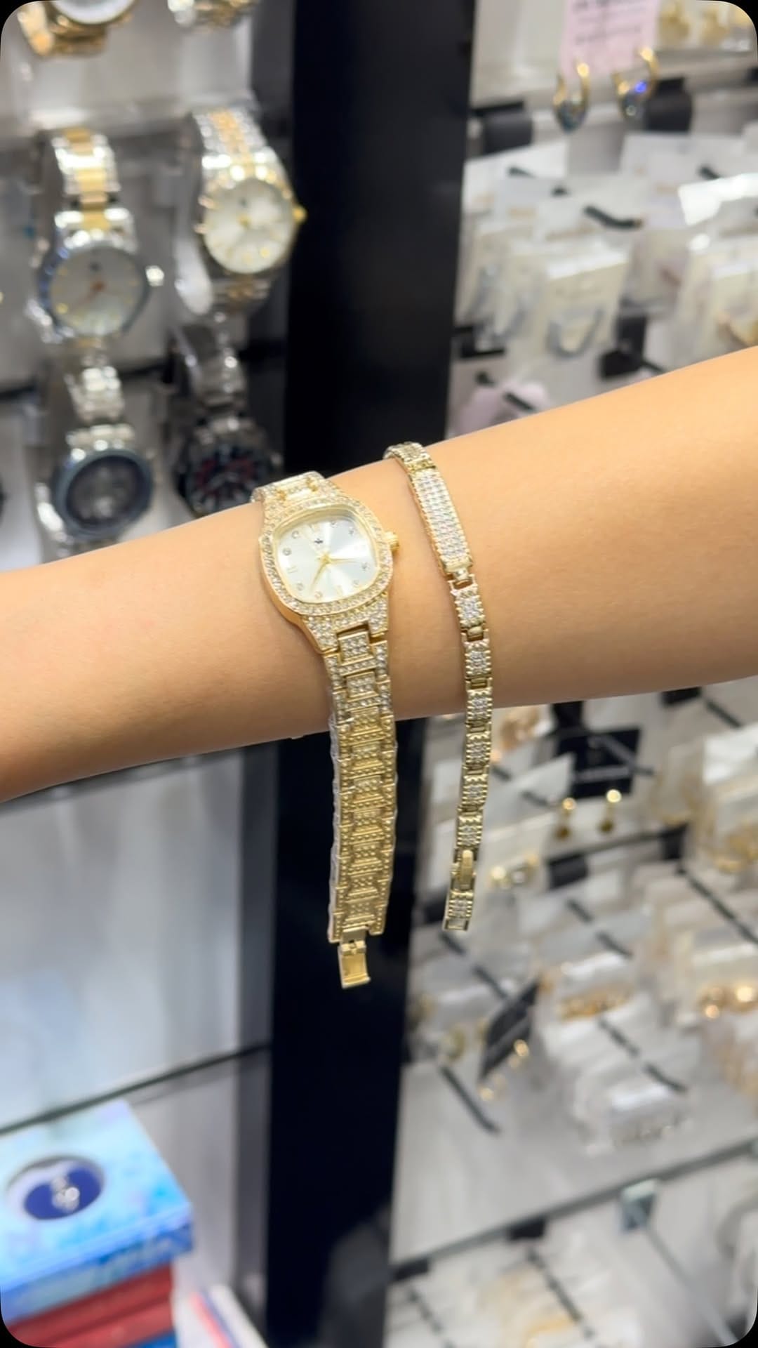 Post 8 by LİYA TAKI VE AKSESUAR on Instagram (video)