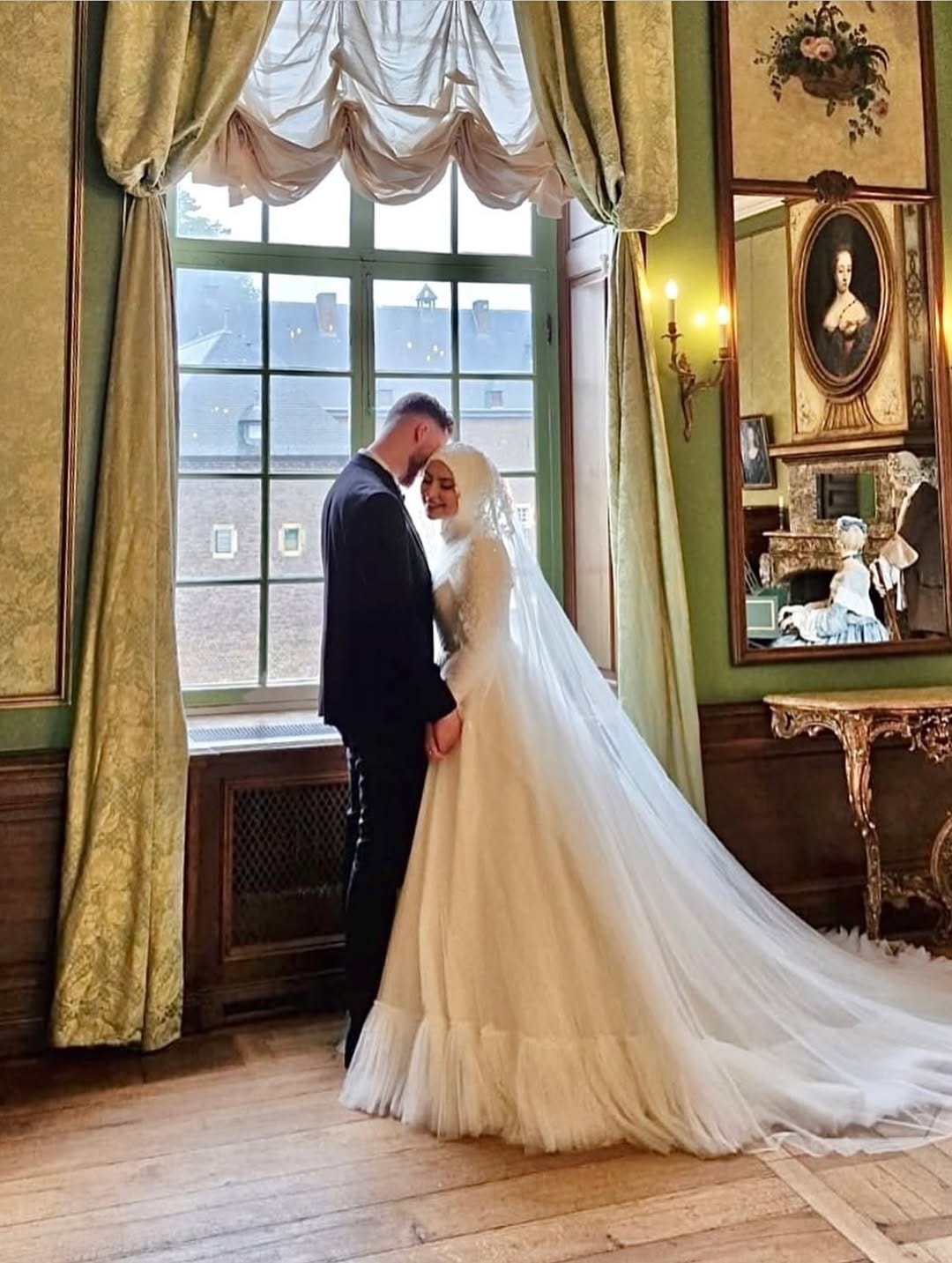 Post 1 by LOVA Tesettür Gelinlik | Kına Kıyafeti | Ayşenur Yavuz on Instagram (carousel)