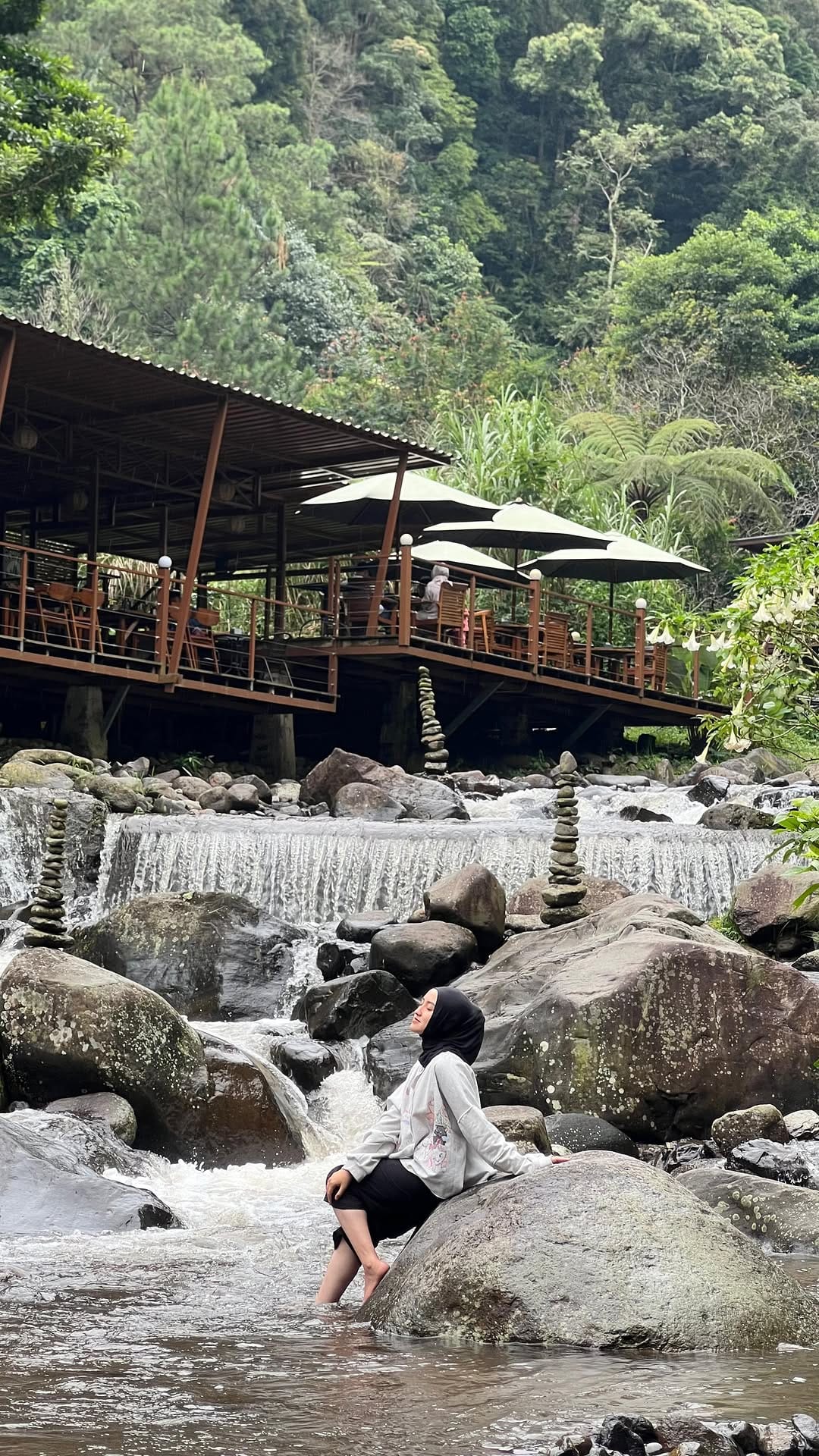 Post 1 by Dzinnun Fauziah Hifmi Baroya on Instagram (video)