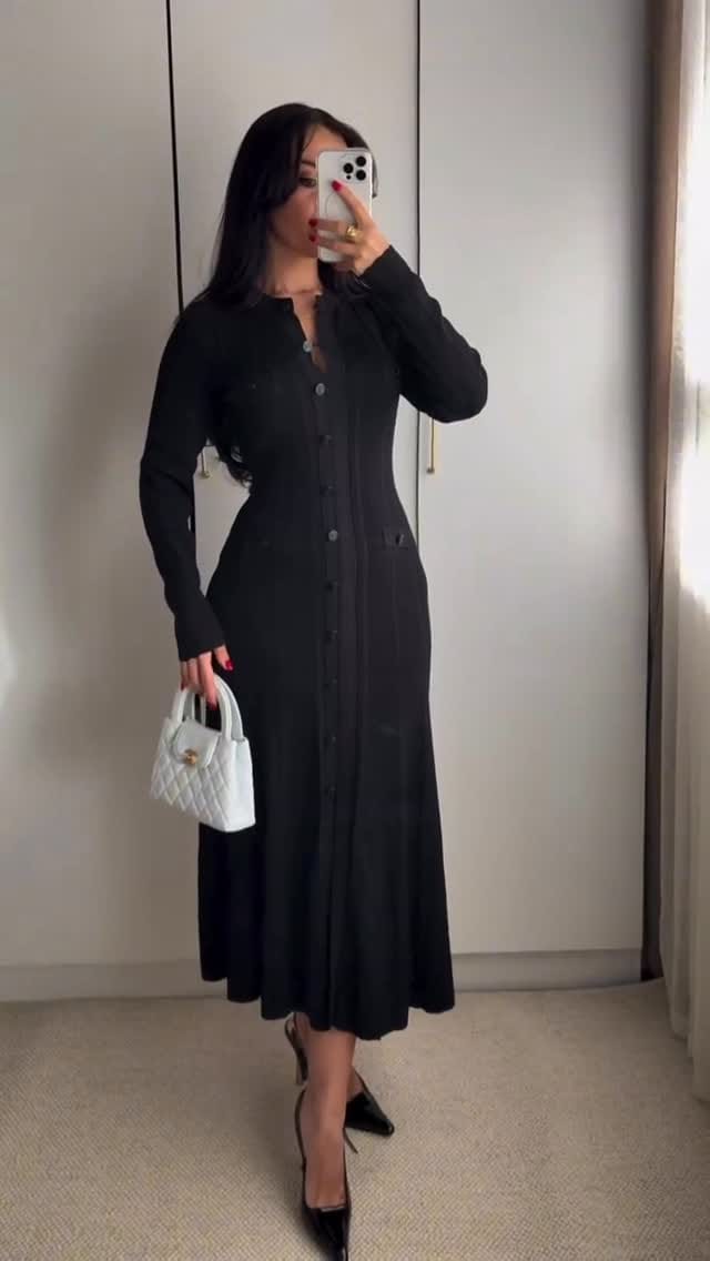 Post 7 by W O M É N S W E A R on Instagram (video)