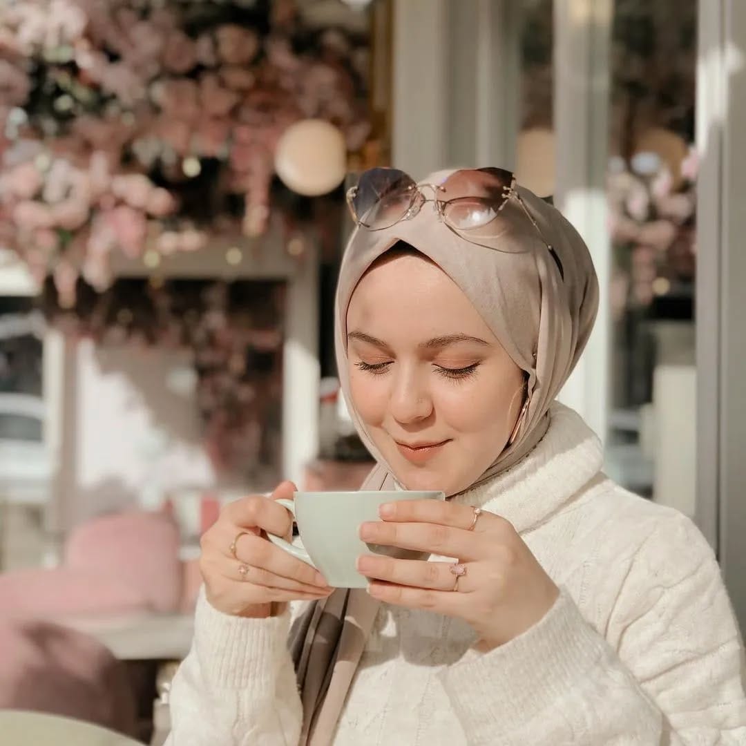 Post 6 by 𝔃𝓾𝓱𝓪𝓲𝓻𝓪.𝓫𝓮𝓷𝓪𝓵𝓵𝓾𝓬𝓱🍁 on Instagram (image)