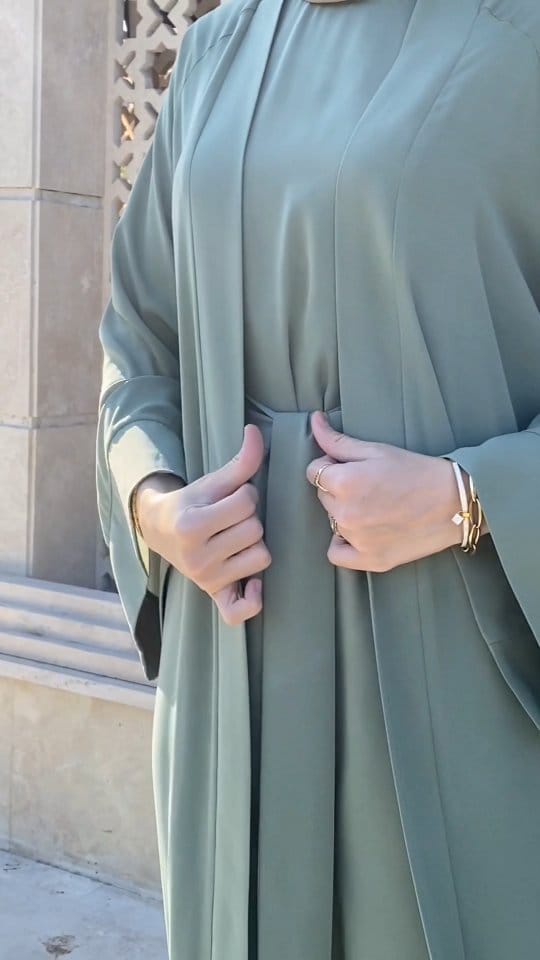Post 2 by 🌿BASIC ABAYA FASHION on Instagram (video)