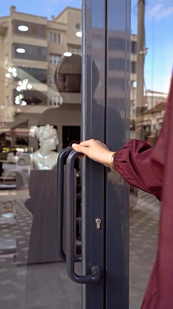 Post 10 by Beyza Coşanay Butik on Instagram (video)