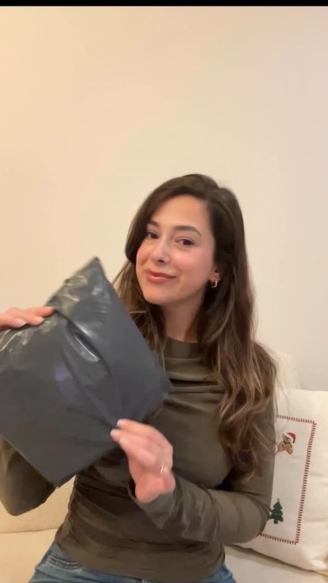 Post 4 by Ezgi Akçam on Instagram (video)