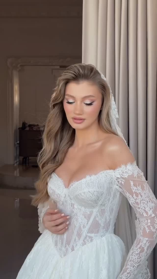 Post 5 by L A B I A N C A B R I D A L on Instagram (video)