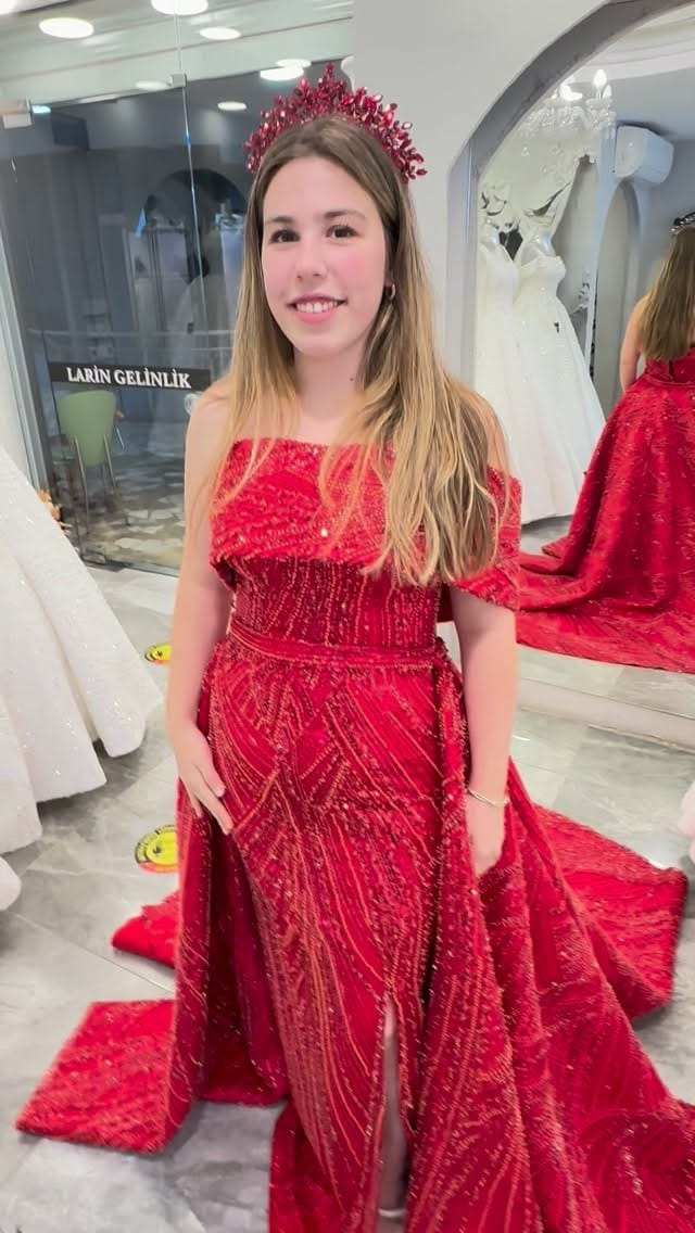 Post 3 by Larin Gelinlik Avcılar on Instagram (video)