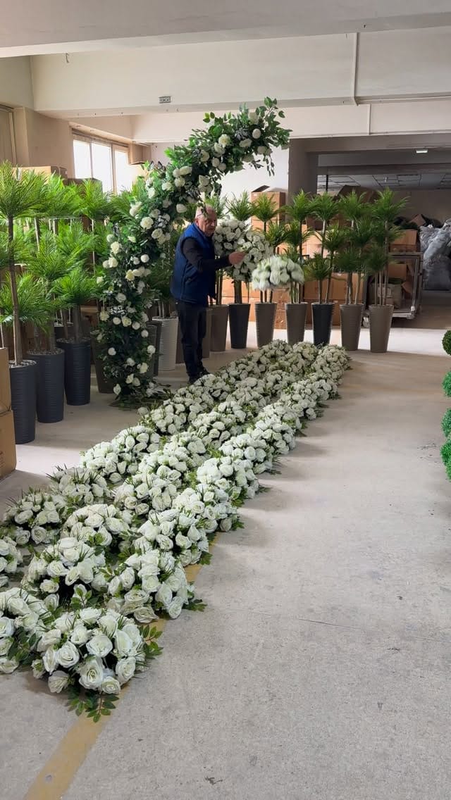 Post 3 by Çılgın Çiçekçilik on Instagram (video)