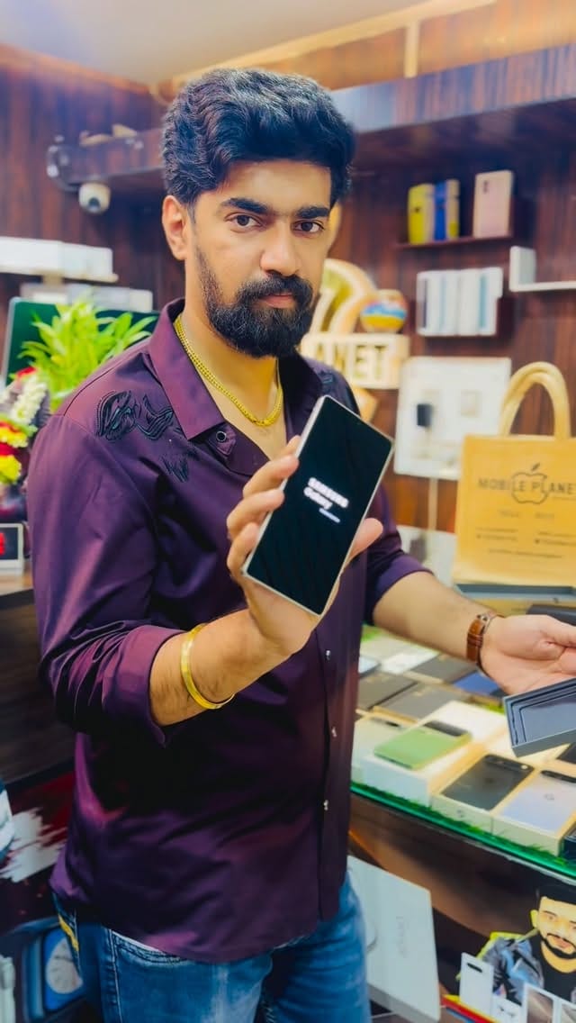 Post 1 by ಮೊಬೈಲ್ ಪ್ಲಾನೆಟ್ ಬೆಂಗಳೂರು on Instagram (video)