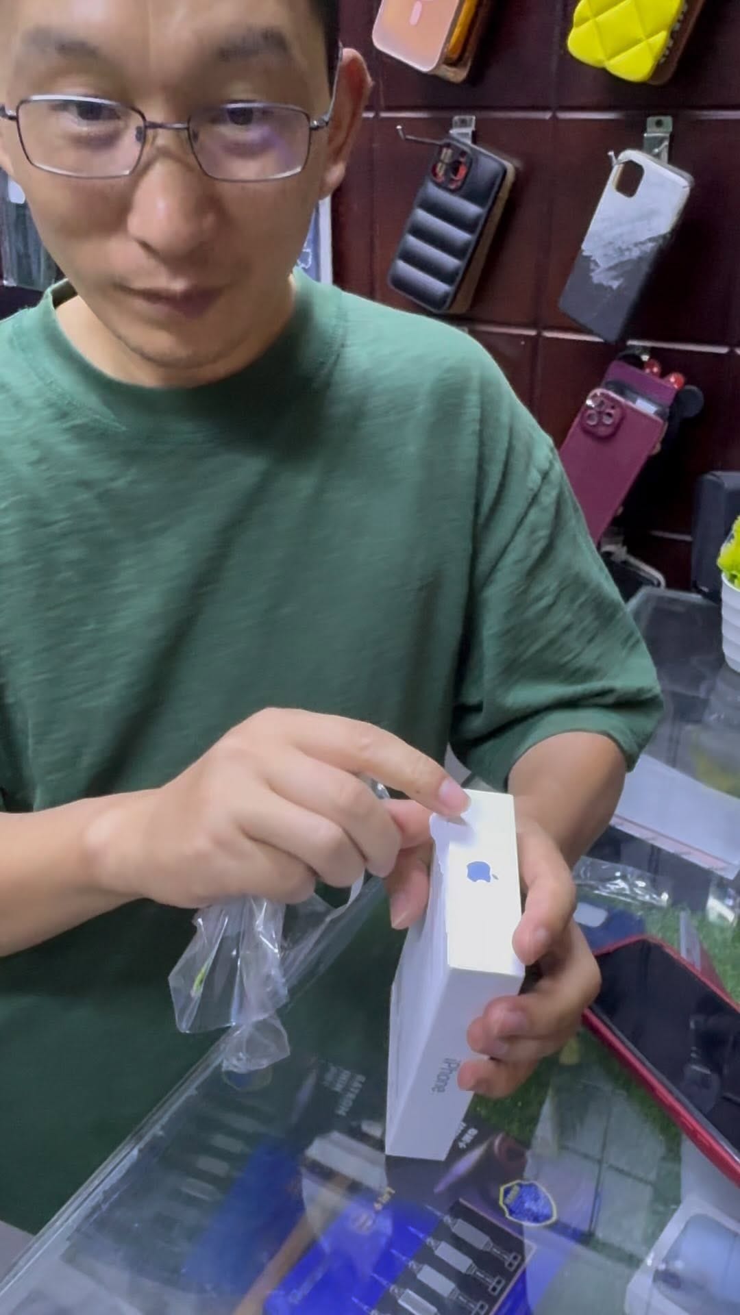 Post 8 by IPHONE ,SAMSUNG on Instagram (video)