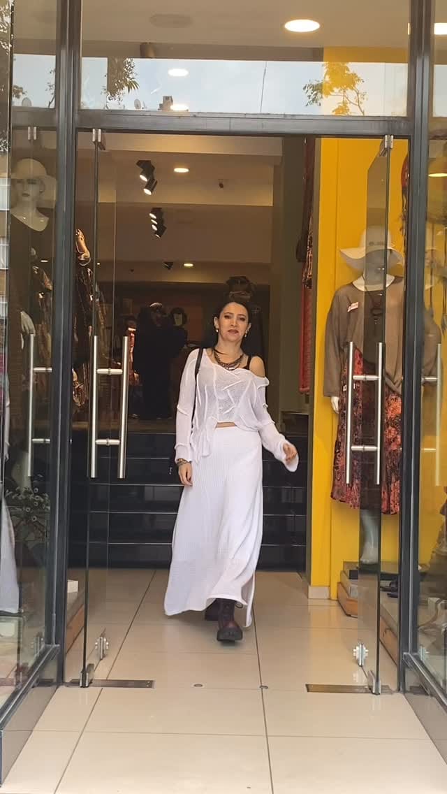Post 3 by ŞarNa Etnik Giyim Bakirköy on Instagram (video)