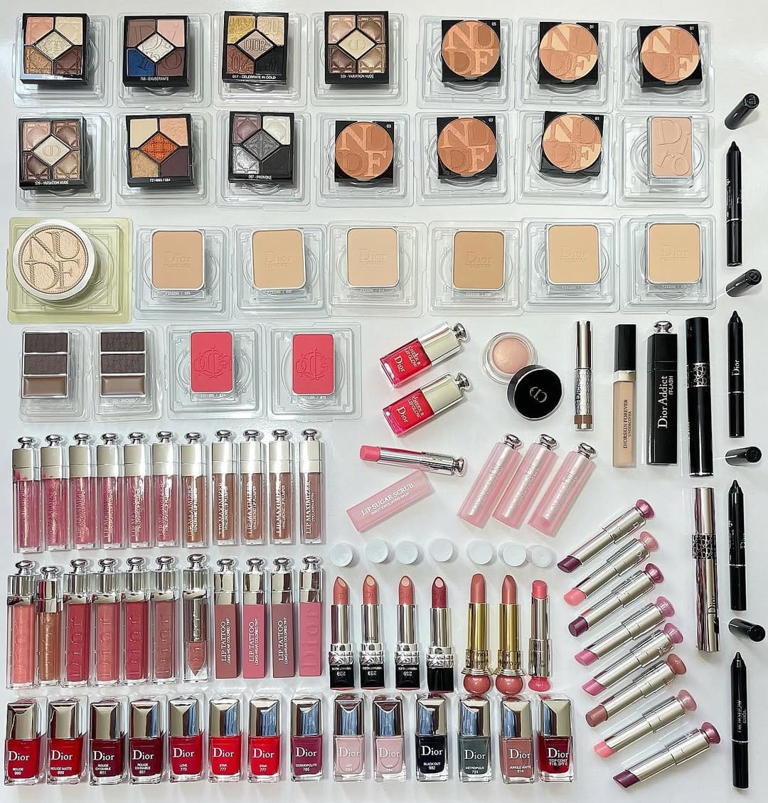 Post 10 by Deluxe Kozmetik / Kozmetik, Cilt Bakımı ve Parfum on Instagram (carousel)