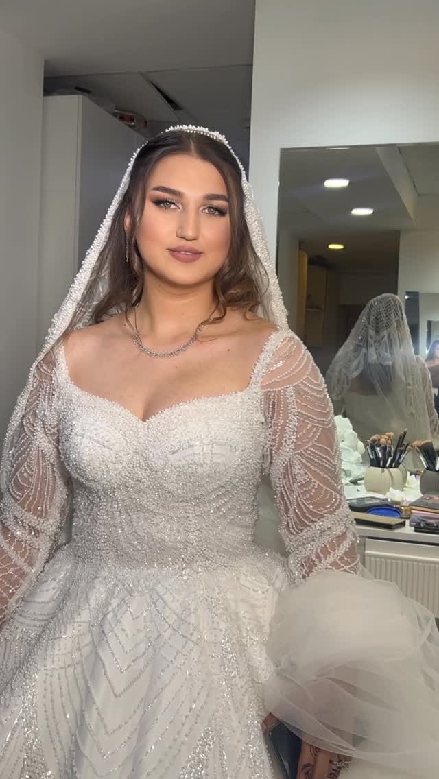 Post 8 by Makeup Artist & Hairstylist on Instagram (video)