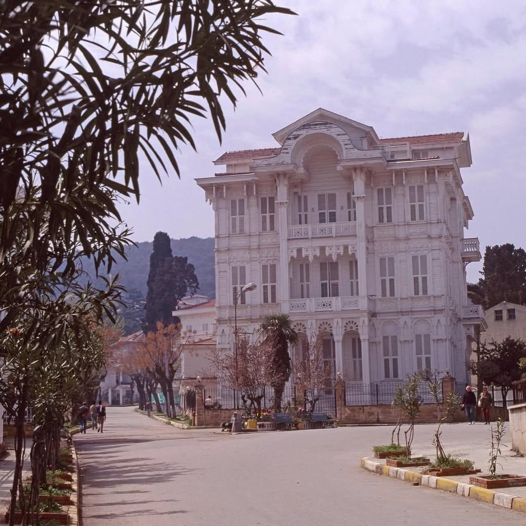 Post 8 by MARCHÉ ISTANBUL on Instagram (image)