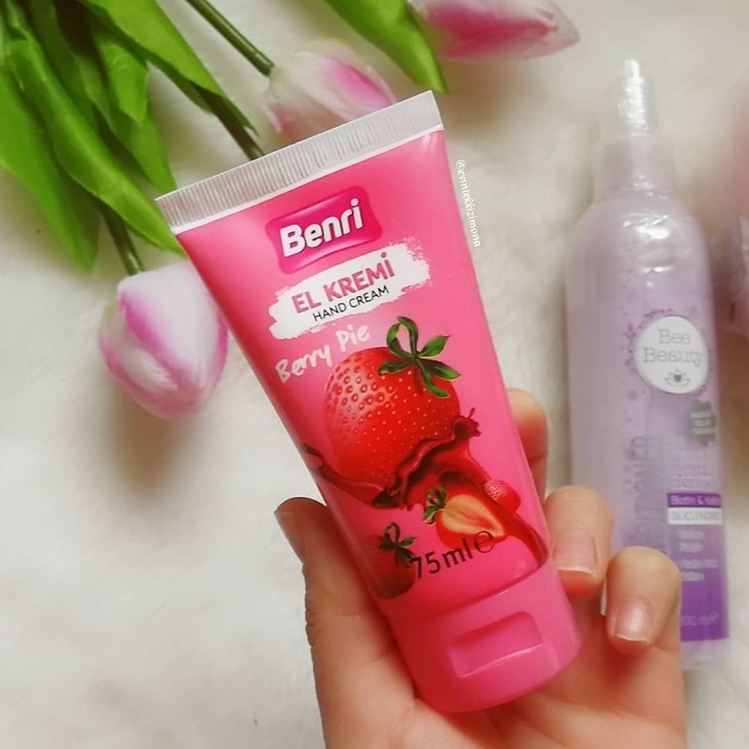 Post 4 by MONA on Instagram (image)