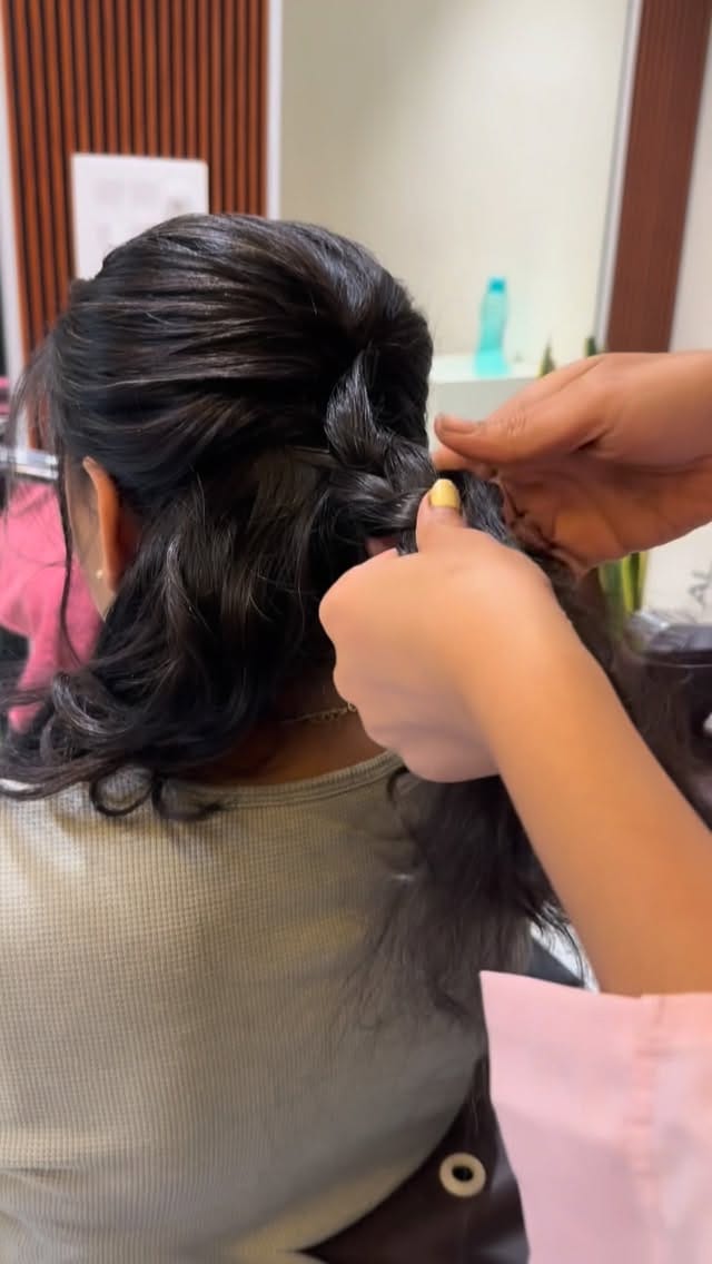 Post 8 by Poonam & Trupti gangani🧿 on Instagram (video)