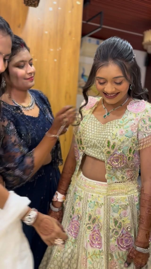 Post 4 by Poonam & Trupti gangani🧿 on Instagram (video)
