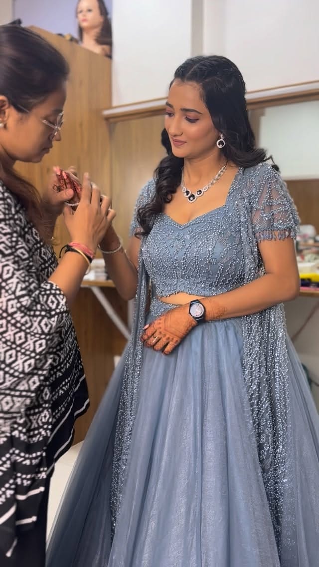 Post 3 by Poonam & Trupti gangani🧿 on Instagram (video)