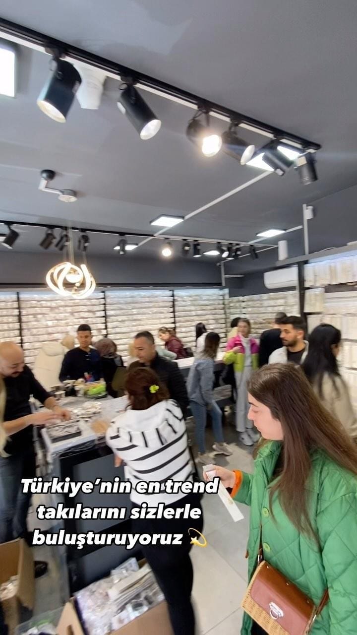 Post 10 by ZümraAksesuar on Instagram (video)